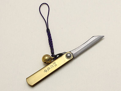 Mini Higonokami (Nagao) 55mm. porte-clefs avec une petite clochette. manche laiton.
